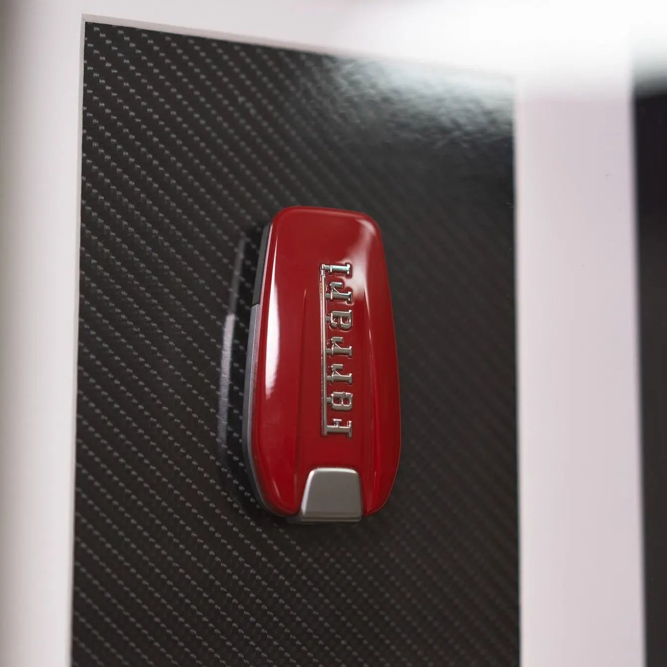 'Carbon Luxury' - Ferrari Carta Verde